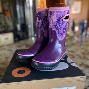 100%waterproof, rated to -22F boots Big kids size5 K